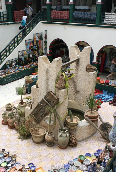 Tirdziņš Mini Souk atrodas uz Tunisijas lielākās salas - Džerbas. Te var ne tikai iegādāties vietējo amatnieku izstrādājumus, bet arī iepazīt Tunisija Tirdziņš Mini Souk atrodas uz Tunisijas lielākās salas - Džerbas. Te var ne tikai iegādāties vietējo amatnieku izstrādājumus, bet arī iepazīt Tunisija 90406