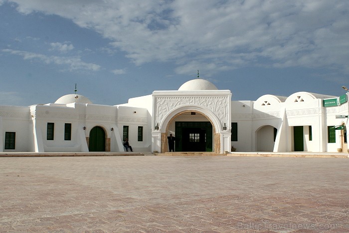 Guellala ciematā (Džerba, Tunisija) atrodas etnogrāfijas muzejs. Te var iepazīt Tunisijas tautas vēsturi: tradīcijas, paražas, kāzu rituālus, bērna pi Guellala ciematā (Džerba, Tunisija) atrodas etnogrāfijas muzejs. Te var iepazīt Tunisijas tautas vēsturi: tradīcijas, paražas, kāzu rituālus, bērna pi 90428