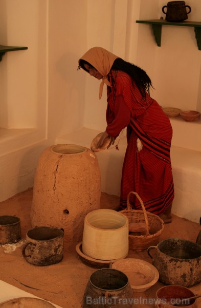 Guellala ciematā (Džerba, Tunisija) atrodas etnogrāfijas muzejs. Te var iepazīt Tunisijas tautas vēsturi: tradīcijas, paražas, kāzu rituālus, bērna pi Guellala ciematā (Džerba, Tunisija) atrodas etnogrāfijas muzejs. Te var iepazīt Tunisijas tautas vēsturi: tradīcijas, paražas, kāzu rituālus, bērna pi 90430