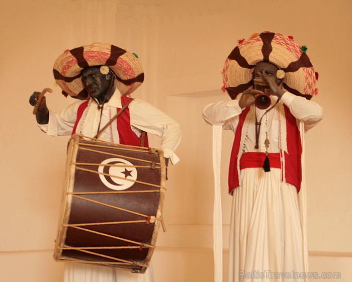 Guellala ciematā (Džerba, Tunisija) atrodas etnogrāfijas muzejs. Te var iepazīt Tunisijas tautas vēsturi: tradīcijas, paražas, kāzu rituālus, bērna pi Guellala ciematā (Džerba, Tunisija) atrodas etnogrāfijas muzejs. Te var iepazīt Tunisijas tautas vēsturi: tradīcijas, paražas, kāzu rituālus, bērna pi 90434