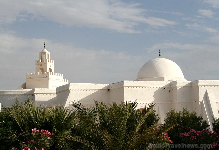 Guellala ciematā (Džerba, Tunisija) atrodas etnogrāfijas muzejs. Te var iepazīt Tunisijas tautas vēsturi: tradīcijas, paražas, kāzu rituālus, bērna pi Guellala ciematā (Džerba, Tunisija) atrodas etnogrāfijas muzejs. Te var iepazīt Tunisijas tautas vēsturi: tradīcijas, paražas, kāzu rituālus, bērna pi 90438
