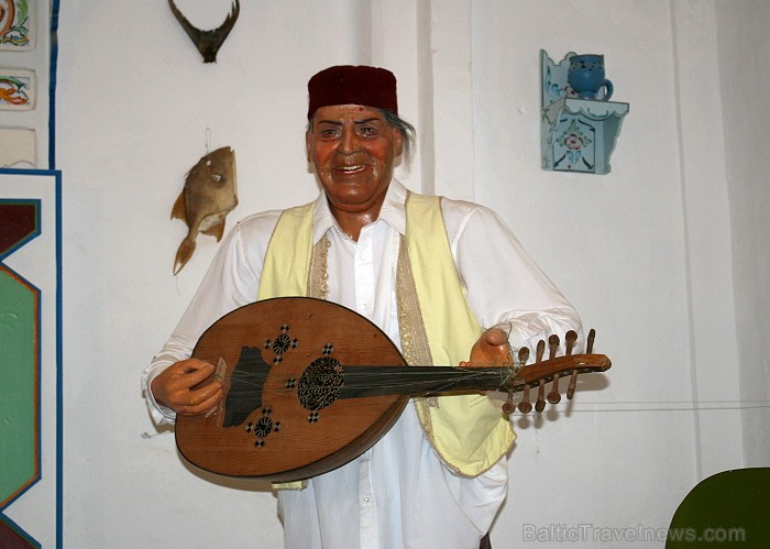 Guellala ciematā (Džerba, Tunisija) atrodas etnogrāfijas muzejs. Te var iepazīt Tunisijas tautas vēsturi: tradīcijas, paražas, kāzu rituālus, bērna pi Guellala ciematā (Džerba, Tunisija) atrodas etnogrāfijas muzejs. Te var iepazīt Tunisijas tautas vēsturi: tradīcijas, paražas, kāzu rituālus, bērna pi 90440