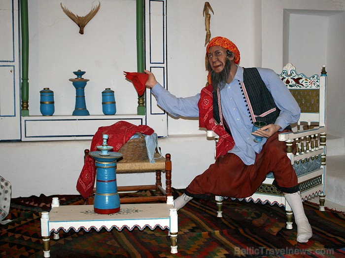 Guellala ciematā (Džerba, Tunisija) atrodas etnogrāfijas muzejs. Te var iepazīt Tunisijas tautas vēsturi: tradīcijas, paražas, kāzu rituālus, bērna pi Guellala ciematā (Džerba, Tunisija) atrodas etnogrāfijas muzejs. Te var iepazīt Tunisijas tautas vēsturi: tradīcijas, paražas, kāzu rituālus, bērna pi 90442