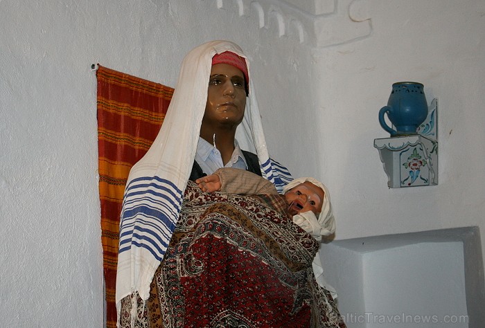 Guellala ciematā (Džerba, Tunisija) atrodas etnogrāfijas muzejs. Te var iepazīt Tunisijas tautas vēsturi: tradīcijas, paražas, kāzu rituālus, bērna pi Guellala ciematā (Džerba, Tunisija) atrodas etnogrāfijas muzejs. Te var iepazīt Tunisijas tautas vēsturi: tradīcijas, paražas, kāzu rituālus, bērna pi 90443
