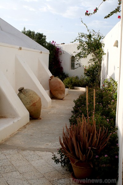 Guellala ciematā (Džerba, Tunisija) atrodas etnogrāfijas muzejs. Te var iepazīt Tunisijas tautas vēsturi: tradīcijas, paražas, kāzu rituālus, bērna pi Guellala ciematā (Džerba, Tunisija) atrodas etnogrāfijas muzejs. Te var iepazīt Tunisijas tautas vēsturi: tradīcijas, paražas, kāzu rituālus, bērna pi 90450