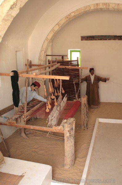 Guellala ciematā (Džerba, Tunisija) atrodas etnogrāfijas muzejs. Te var iepazīt Tunisijas tautas vēsturi: tradīcijas, paražas, kāzu rituālus, bērna pi Guellala ciematā (Džerba, Tunisija) atrodas etnogrāfijas muzejs. Te var iepazīt Tunisijas tautas vēsturi: tradīcijas, paražas, kāzu rituālus, bērna pi 90451