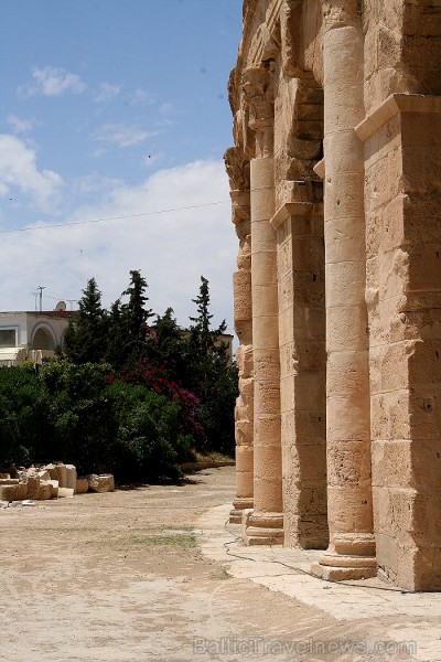 Mazā Tunisijas pilsētā El-Jem atrodas liels un slavens kolizejs. Tas tika uzcelts pirms 1800 gadiem. Tieši šajā kolizejā tika uzņemta slavena Holivuda Mazā Tunisijas pilsētā El-Jem atrodas liels un slavens kolizejs. Tas tika uzcelts pirms 1800 gadiem. Tieši šajā kolizejā tika uzņemta slavena Holivuda 90482