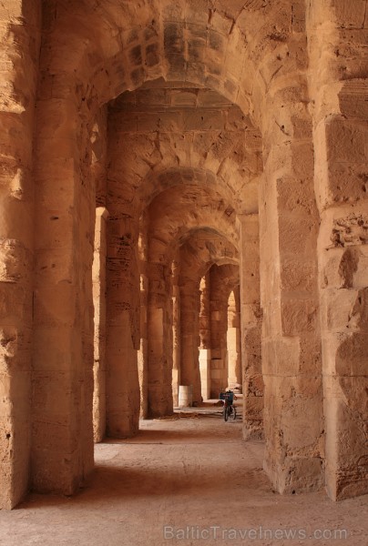 Mazā Tunisijas pilsētā El-Jem atrodas liels un slavens kolizejs. Tas tika uzcelts pirms 1800 gadiem. Tieši šajā kolizejā tika uzņemta slavena Holivuda Mazā Tunisijas pilsētā El-Jem atrodas liels un slavens kolizejs. Tas tika uzcelts pirms 1800 gadiem. Tieši šajā kolizejā tika uzņemta slavena Holivuda 90483