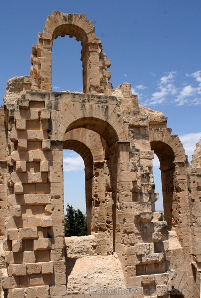 Mazā Tunisijas pilsētā El-Jem atrodas liels un slavens kolizejs. Tas tika uzcelts pirms 1800 gadiem. Tieši šajā kolizejā tika uzņemta slavena Holivuda Mazā Tunisijas pilsētā El-Jem atrodas liels un slavens kolizejs. Tas tika uzcelts pirms 1800 gadiem. Tieši šajā kolizejā tika uzņemta slavena Holivuda 90486