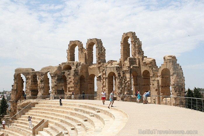 Mazā Tunisijas pilsētā El-Jem atrodas liels un slavens kolizejs. Tas tika uzcelts pirms 1800 gadiem. Tieši šajā kolizejā tika uzņemta slavena Holivuda Mazā Tunisijas pilsētā El-Jem atrodas liels un slavens kolizejs. Tas tika uzcelts pirms 1800 gadiem. Tieši šajā kolizejā tika uzņemta slavena Holivuda 90488