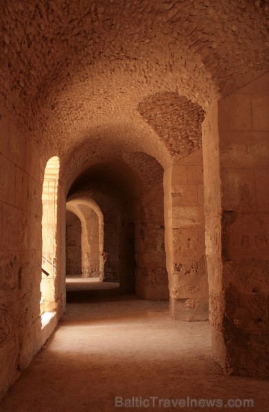 Mazā Tunisijas pilsētā El-Jem atrodas liels un slavens kolizejs. Tas tika uzcelts pirms 1800 gadiem. Tieši šajā kolizejā tika uzņemta slavena Holivuda Mazā Tunisijas pilsētā El-Jem atrodas liels un slavens kolizejs. Tas tika uzcelts pirms 1800 gadiem. Tieši šajā kolizejā tika uzņemta slavena Holivuda 90489