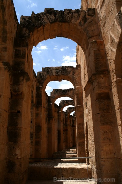 Mazā Tunisijas pilsētā El-Jem atrodas liels un slavens kolizejs. Tas tika uzcelts pirms 1800 gadiem. Tieši šajā kolizejā tika uzņemta slavena Holivuda Mazā Tunisijas pilsētā El-Jem atrodas liels un slavens kolizejs. Tas tika uzcelts pirms 1800 gadiem. Tieši šajā kolizejā tika uzņemta slavena Holivuda 90490