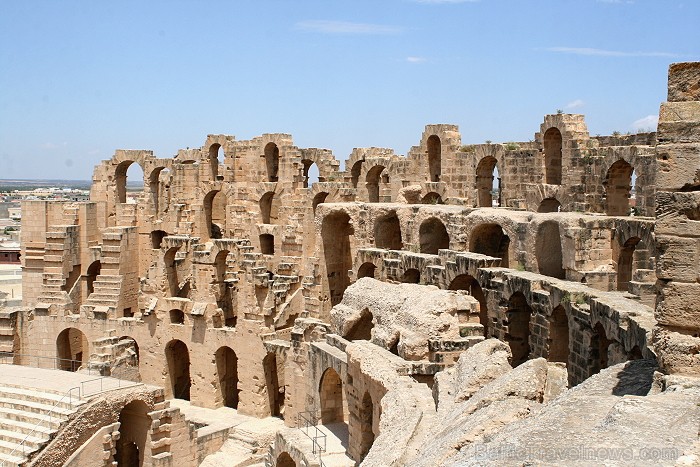 Mazā Tunisijas pilsētā El-Jem atrodas liels un slavens kolizejs. Tas tika uzcelts pirms 1800 gadiem. Tieši šajā kolizejā tika uzņemta slavena Holivuda Mazā Tunisijas pilsētā El-Jem atrodas liels un slavens kolizejs. Tas tika uzcelts pirms 1800 gadiem. Tieši šajā kolizejā tika uzņemta slavena Holivuda 90491