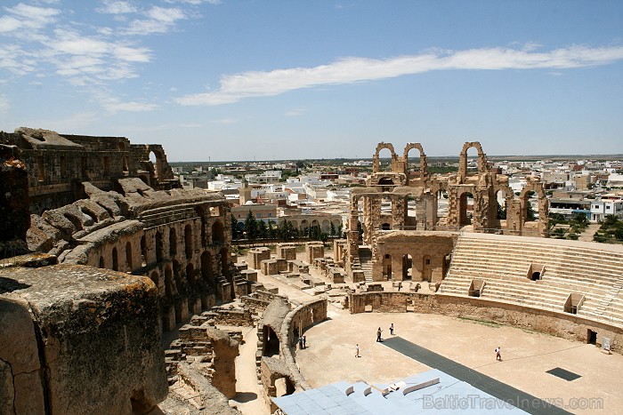 Mazā Tunisijas pilsētā El-Jem atrodas liels un slavens kolizejs. Tas tika uzcelts pirms 1800 gadiem. Tieši šajā kolizejā tika uzņemta slavena Holivuda Mazā Tunisijas pilsētā El-Jem atrodas liels un slavens kolizejs. Tas tika uzcelts pirms 1800 gadiem. Tieši šajā kolizejā tika uzņemta slavena Holivuda 90492