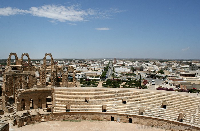 Mazā Tunisijas pilsētā El-Jem atrodas liels un slavens kolizejs. Tas tika uzcelts pirms 1800 gadiem. Tieši šajā kolizejā tika uzņemta slavena Holivuda Mazā Tunisijas pilsētā El-Jem atrodas liels un slavens kolizejs. Tas tika uzcelts pirms 1800 gadiem. Tieši šajā kolizejā tika uzņemta slavena Holivuda 90493