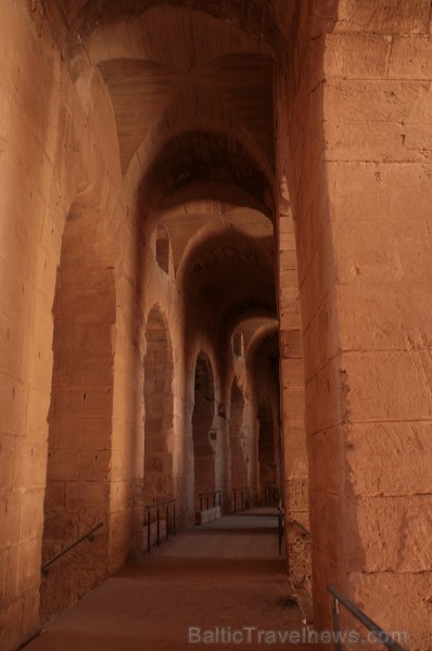 Mazā Tunisijas pilsētā El-Jem atrodas liels un slavens kolizejs. Tas tika uzcelts pirms 1800 gadiem. Tieši šajā kolizejā tika uzņemta slavena Holivuda Mazā Tunisijas pilsētā El-Jem atrodas liels un slavens kolizejs. Tas tika uzcelts pirms 1800 gadiem. Tieši šajā kolizejā tika uzņemta slavena Holivuda 90495