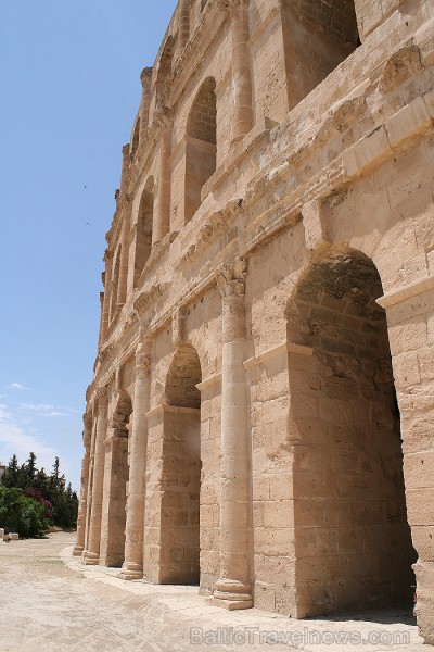 Mazā Tunisijas pilsētā El-Jem atrodas liels un slavens kolizejs. Tas tika uzcelts pirms 1800 gadiem. Tieši šajā kolizejā tika uzņemta slavena Holivuda Mazā Tunisijas pilsētā El-Jem atrodas liels un slavens kolizejs. Tas tika uzcelts pirms 1800 gadiem. Tieši šajā kolizejā tika uzņemta slavena Holivuda 90496