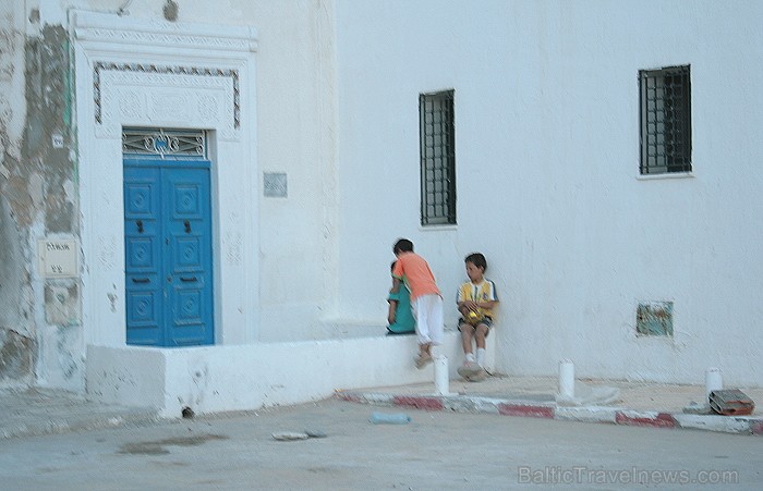 Mahdija ir neliela Tunisijas pilsēta, kura atrodas valsts dienvidu piekraste. Mahdija ir klasisks Tunisijas kūrorts ar daudziem zivju restorāniem, bal Mahdija ir neliela Tunisijas pilsēta, kura atrodas valsts dienvidu piekraste. Mahdija ir klasisks Tunisijas kūrorts ar daudziem zivju restorāniem, bal 90542