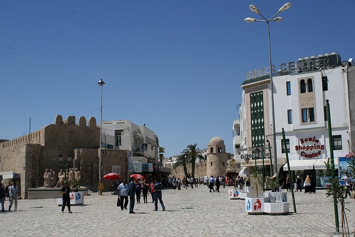 Susa ir Tunisijas trešā lielākā pilsēta. Tās vecpilsēta atrodas aiz 2 km garas aizsargsienas, kura tika uzcelta 859. gadā. Vecpilsēta ir iekļauta UNES Susa ir Tunisijas trešā lielākā pilsēta. Tās vecpilsēta atrodas aiz 2 km garas aizsargsienas, kura tika uzcelta 859. gadā. Vecpilsēta ir iekļauta UNES 90699