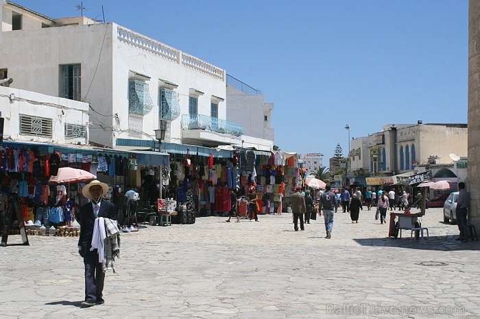 Susa ir Tunisijas trešā lielākā pilsēta. Tās vecpilsēta atrodas aiz 2 km garas aizsargsienas, kura tika uzcelta 859. gadā. Vecpilsēta ir iekļauta UNES Susa ir Tunisijas trešā lielākā pilsēta. Tās vecpilsēta atrodas aiz 2 km garas aizsargsienas, kura tika uzcelta 859. gadā. Vecpilsēta ir iekļauta UNES 90711
