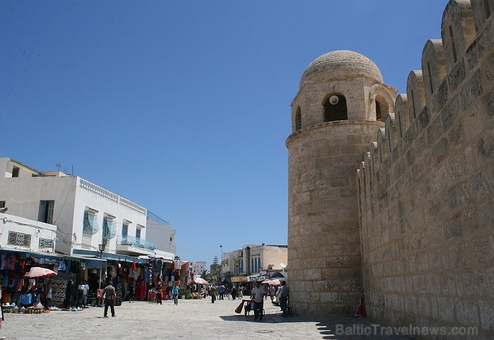 Susa ir Tunisijas trešā lielākā pilsēta. Tās vecpilsēta atrodas aiz 2 km garas aizsargsienas, kura tika uzcelta 859. gadā. Vecpilsēta ir iekļauta UNES Susa ir Tunisijas trešā lielākā pilsēta. Tās vecpilsēta atrodas aiz 2 km garas aizsargsienas, kura tika uzcelta 859. gadā. Vecpilsēta ir iekļauta UNES 90712