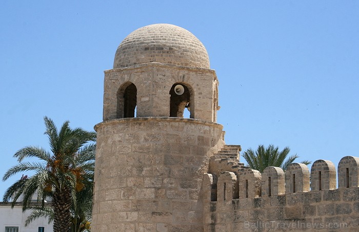 Susa ir Tunisijas trešā lielākā pilsēta. Tās vecpilsēta atrodas aiz 2 km garas aizsargsienas, kura tika uzcelta 859. gadā. Vecpilsēta ir iekļauta UNES Susa ir Tunisijas trešā lielākā pilsēta. Tās vecpilsēta atrodas aiz 2 km garas aizsargsienas, kura tika uzcelta 859. gadā. Vecpilsēta ir iekļauta UNES 90724