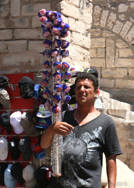 Susa ir Tunisijas trešā lielākā pilsēta. Tās vecpilsēta atrodas aiz 2 km garas aizsargsienas, kura tika uzcelta 859. gadā. Vecpilsēta ir iekļauta UNES Susa ir Tunisijas trešā lielākā pilsēta. Tās vecpilsēta atrodas aiz 2 km garas aizsargsienas, kura tika uzcelta 859. gadā. Vecpilsēta ir iekļauta UNES 90726