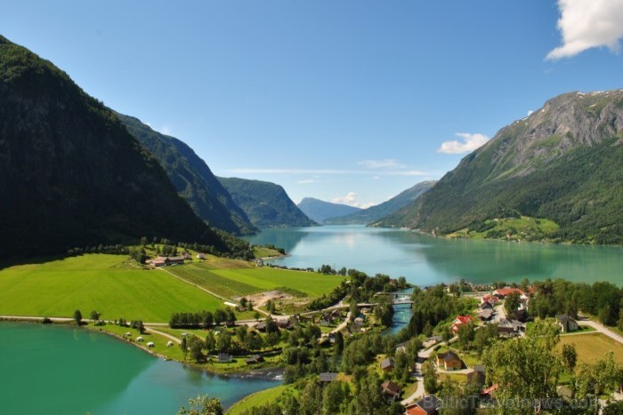 Sognefjords ir pats garākais fjords pasaulē un tiek saukts par fjordu karali. Tas ir 219 kilometru garš, sešus kilometrus plats un līdz pat 1308 metru Sognefjords ir pats garākais fjords pasaulē un tiek saukts par fjordu karali. Tas ir 219 kilometru garš, sešus kilometrus plats un līdz pat 1308 metru 90840