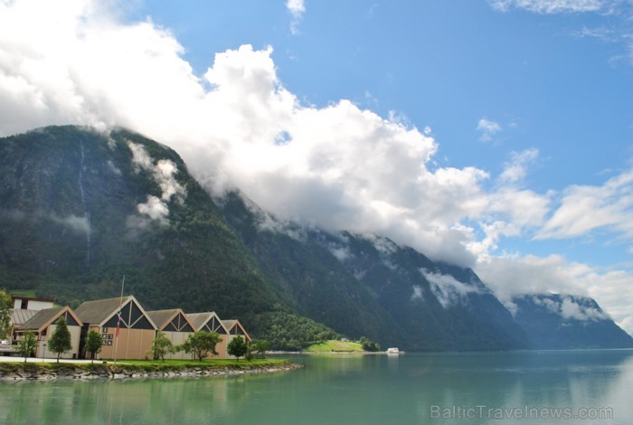 Sognefjords ir pats garākais fjords pasaulē un tiek saukts par fjordu karali. Tas ir 219 kilometru garš, sešus kilometrus plats un līdz pat 1308 metru Sognefjords ir pats garākais fjords pasaulē un tiek saukts par fjordu karali. Tas ir 219 kilometru garš, sešus kilometrus plats un līdz pat 1308 metru 90842