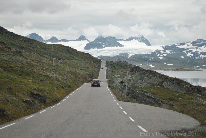 Sognefjords ir pats garākais fjords pasaulē un tiek saukts par fjordu karali. Tas ir 219 kilometru garš, sešus kilometrus plats un līdz pat 1308 metru Sognefjords ir pats garākais fjords pasaulē un tiek saukts par fjordu karali. Tas ir 219 kilometru garš, sešus kilometrus plats un līdz pat 1308 metru 90843