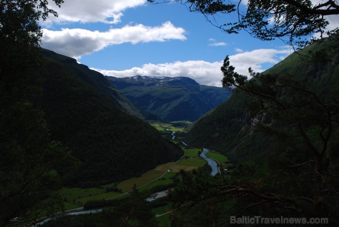 Sognefjords ir pats garākais fjords pasaulē un tiek saukts par fjordu karali. Tas ir 219 kilometru garš, sešus kilometrus plats un līdz pat 1308 metru Sognefjords ir pats garākais fjords pasaulē un tiek saukts par fjordu karali. Tas ir 219 kilometru garš, sešus kilometrus plats un līdz pat 1308 metru 90844