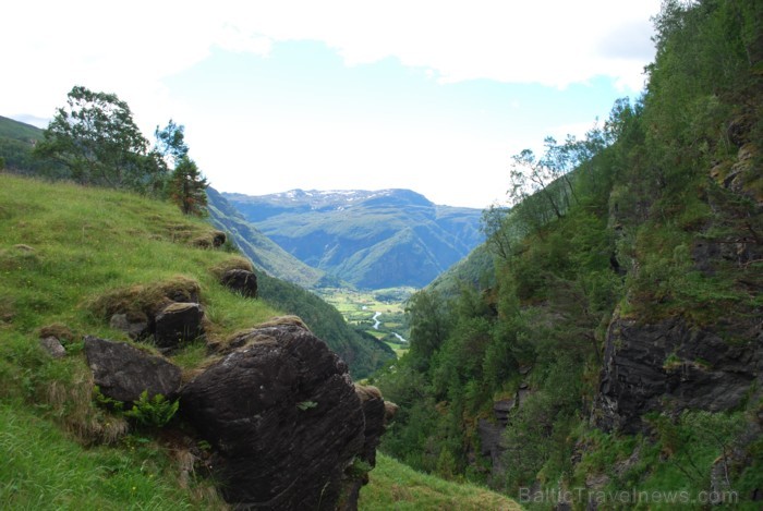 Sognefjords ir pats garākais fjords pasaulē un tiek saukts par fjordu karali. Tas ir 219 kilometru garš, sešus kilometrus plats un līdz pat 1308 metru Sognefjords ir pats garākais fjords pasaulē un tiek saukts par fjordu karali. Tas ir 219 kilometru garš, sešus kilometrus plats un līdz pat 1308 metru 90846