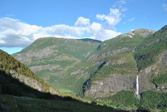 Sognefjords ir pats garākais fjords pasaulē un tiek saukts par fjordu karali. Tas ir 219 kilometru garš, sešus kilometrus plats un līdz pat 1308 metru Sognefjords ir pats garākais fjords pasaulē un tiek saukts par fjordu karali. Tas ir 219 kilometru garš, sešus kilometrus plats un līdz pat 1308 metru 90848