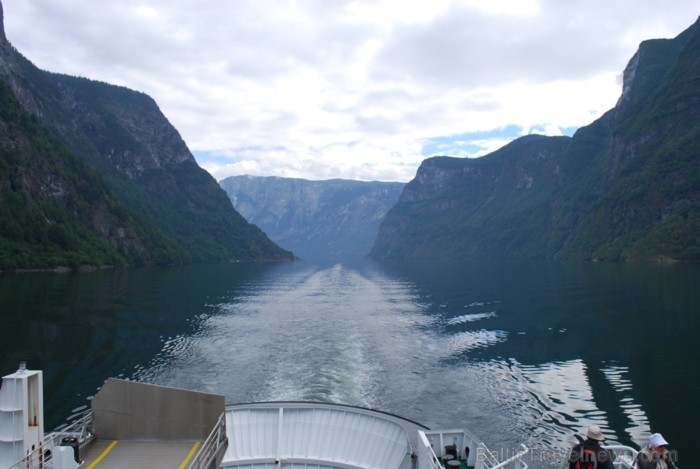 Sognefjords ir pats garākais fjords pasaulē un tiek saukts par fjordu karali. Tas ir 219 kilometru garš, sešus kilometrus plats un līdz pat 1308 metru Sognefjords ir pats garākais fjords pasaulē un tiek saukts par fjordu karali. Tas ir 219 kilometru garš, sešus kilometrus plats un līdz pat 1308 metru 90850
