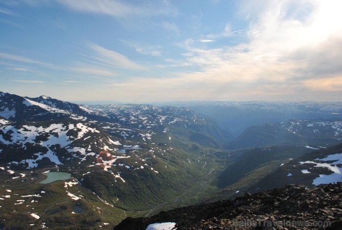 Sognefjords ir pats garākais fjords pasaulē un tiek saukts par fjordu karali. Tas ir 219 kilometru garš, sešus kilometrus plats un līdz pat 1308 metru Sognefjords ir pats garākais fjords pasaulē un tiek saukts par fjordu karali. Tas ir 219 kilometru garš, sešus kilometrus plats un līdz pat 1308 metru 90851
