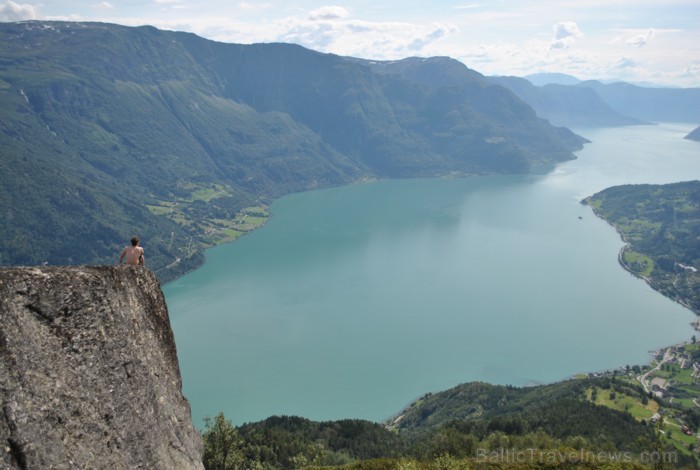 Sognefjords ir pats garākais fjords pasaulē un tiek saukts par fjordu karali. Tas ir 219 kilometru garš, sešus kilometrus plats un līdz pat 1308 metru Sognefjords ir pats garākais fjords pasaulē un tiek saukts par fjordu karali. Tas ir 219 kilometru garš, sešus kilometrus plats un līdz pat 1308 metru 90853