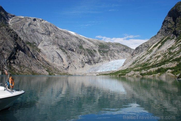 Sognefjords ir pats garākais fjords pasaulē un tiek saukts par fjordu karali. Tas ir 219 kilometru garš, sešus kilometrus plats un līdz pat 1308 metru Sognefjords ir pats garākais fjords pasaulē un tiek saukts par fjordu karali. Tas ir 219 kilometru garš, sešus kilometrus plats un līdz pat 1308 metru 90854