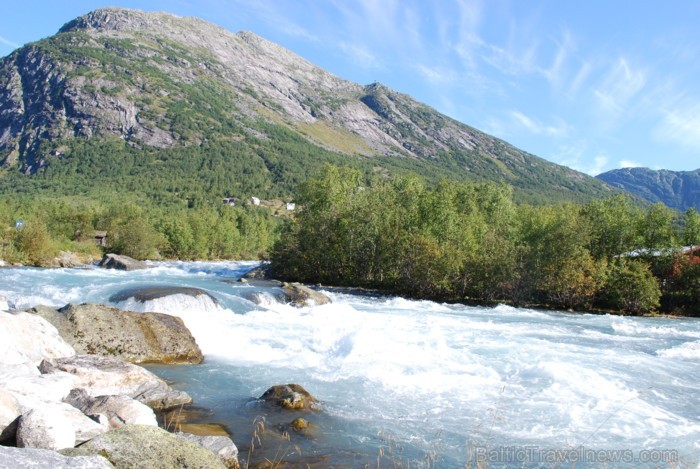 Sognefjords ir pats garākais fjords pasaulē un tiek saukts par fjordu karali. Tas ir 219 kilometru garš, sešus kilometrus plats un līdz pat 1308 metru Sognefjords ir pats garākais fjords pasaulē un tiek saukts par fjordu karali. Tas ir 219 kilometru garš, sešus kilometrus plats un līdz pat 1308 metru 90855