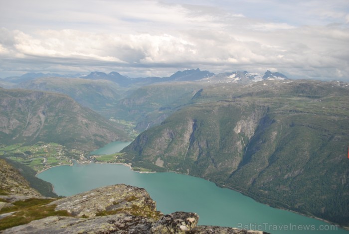 Sognefjords ir pats garākais fjords pasaulē un tiek saukts par fjordu karali. Tas ir 219 kilometru garš, sešus kilometrus plats un līdz pat 1308 metru Sognefjords ir pats garākais fjords pasaulē un tiek saukts par fjordu karali. Tas ir 219 kilometru garš, sešus kilometrus plats un līdz pat 1308 metru 90857