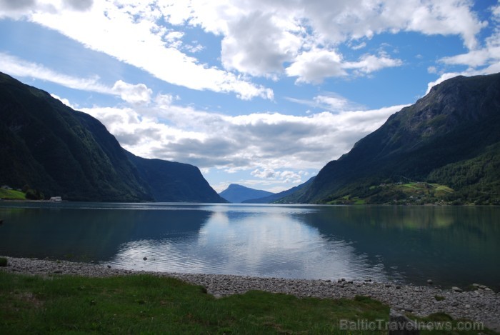 Sognefjords ir pats garākais fjords pasaulē un tiek saukts par fjordu karali. Tas ir 219 kilometru garš, sešus kilometrus plats un līdz pat 1308 metru Sognefjords ir pats garākais fjords pasaulē un tiek saukts par fjordu karali. Tas ir 219 kilometru garš, sešus kilometrus plats un līdz pat 1308 metru 90858