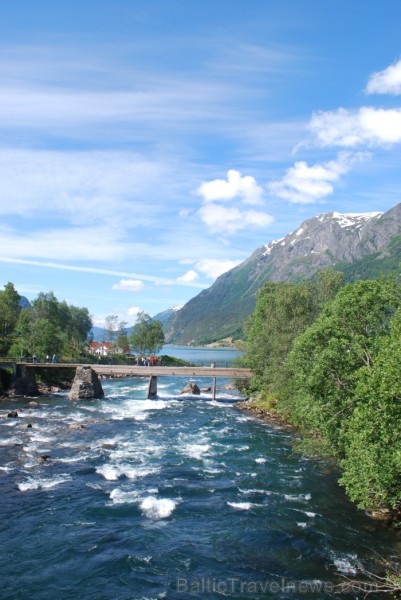 Sognefjords ir pats garākais fjords pasaulē un tiek saukts par fjordu karali. Tas ir 219 kilometru garš, sešus kilometrus plats un līdz pat 1308 metru Sognefjords ir pats garākais fjords pasaulē un tiek saukts par fjordu karali. Tas ir 219 kilometru garš, sešus kilometrus plats un līdz pat 1308 metru 90861