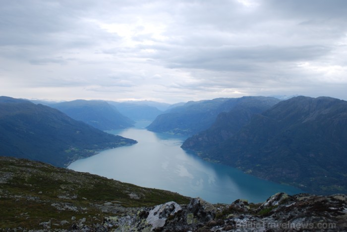 Sognefjords ir pats garākais fjords pasaulē un tiek saukts par fjordu karali. Tas ir 219 kilometru garš, sešus kilometrus plats un līdz pat 1308 metru Sognefjords ir pats garākais fjords pasaulē un tiek saukts par fjordu karali. Tas ir 219 kilometru garš, sešus kilometrus plats un līdz pat 1308 metru 90862