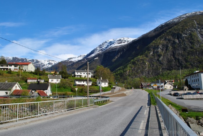 Sognefjords ir pats garākais fjords pasaulē un tiek saukts par fjordu karali. Tas ir 219 kilometru garš, sešus kilometrus plats un līdz pat 1308 metru Sognefjords ir pats garākais fjords pasaulē un tiek saukts par fjordu karali. Tas ir 219 kilometru garš, sešus kilometrus plats un līdz pat 1308 metru 90864