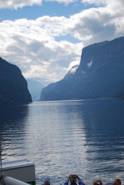 Sognefjords ir pats garākais fjords pasaulē un tiek saukts par fjordu karali. Tas ir 219 kilometru garš, sešus kilometrus plats un līdz pat 1308 metru Sognefjords ir pats garākais fjords pasaulē un tiek saukts par fjordu karali. Tas ir 219 kilometru garš, sešus kilometrus plats un līdz pat 1308 metru 90865