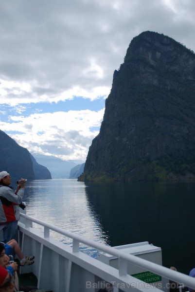 Sognefjords ir pats garākais fjords pasaulē un tiek saukts par fjordu karali. Tas ir 219 kilometru garš, sešus kilometrus plats un līdz pat 1308 metru Sognefjords ir pats garākais fjords pasaulē un tiek saukts par fjordu karali. Tas ir 219 kilometru garš, sešus kilometrus plats un līdz pat 1308 metru 90866