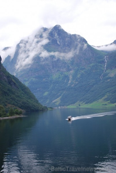 Sognefjords ir pats garākais fjords pasaulē un tiek saukts par fjordu karali. Tas ir 219 kilometru garš, sešus kilometrus plats un līdz pat 1308 metru Sognefjords ir pats garākais fjords pasaulē un tiek saukts par fjordu karali. Tas ir 219 kilometru garš, sešus kilometrus plats un līdz pat 1308 metru 90867