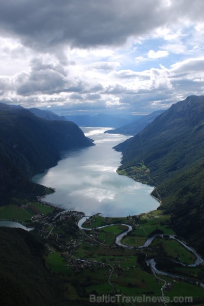 Sognefjords ir pats garākais fjords pasaulē un tiek saukts par fjordu karali. Tas ir 219 kilometru garš, sešus kilometrus plats un līdz pat 1308 metru Sognefjords ir pats garākais fjords pasaulē un tiek saukts par fjordu karali. Tas ir 219 kilometru garš, sešus kilometrus plats un līdz pat 1308 metru 90869