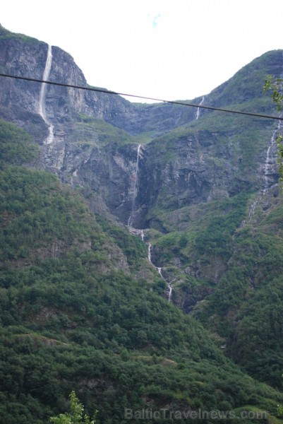 Sognefjords ir pats garākais fjords pasaulē un tiek saukts par fjordu karali. Tas ir 219 kilometru garš, sešus kilometrus plats un līdz pat 1308 metru Sognefjords ir pats garākais fjords pasaulē un tiek saukts par fjordu karali. Tas ir 219 kilometru garš, sešus kilometrus plats un līdz pat 1308 metru 90870
