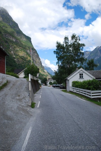 Sognefjords ir pats garākais fjords pasaulē un tiek saukts par fjordu karali. Tas ir 219 kilometru garš, sešus kilometrus plats un līdz pat 1308 metru Sognefjords ir pats garākais fjords pasaulē un tiek saukts par fjordu karali. Tas ir 219 kilometru garš, sešus kilometrus plats un līdz pat 1308 metru 90871