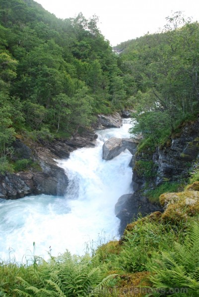 Sognefjords ir pats garākais fjords pasaulē un tiek saukts par fjordu karali. Tas ir 219 kilometru garš, sešus kilometrus plats un līdz pat 1308 metru Sognefjords ir pats garākais fjords pasaulē un tiek saukts par fjordu karali. Tas ir 219 kilometru garš, sešus kilometrus plats un līdz pat 1308 metru 90872